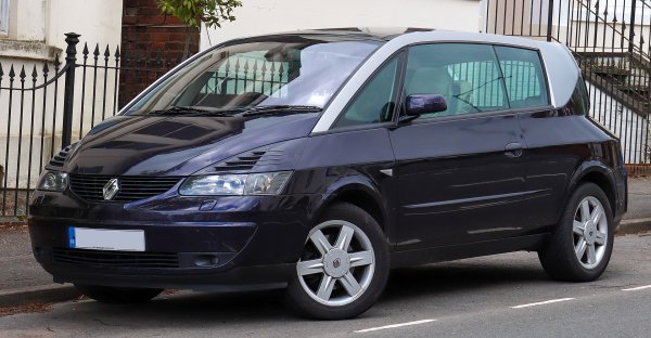 Renault Avantime наистина беше изпреварил времето си. Голям миниван с три врати, който обаче може да се похвали с хибридна идентичност. И това обърка хората. Вътре разполагаше с интересни опции, включително бутона Grand Air, който отваря всички прозорци едновременно. Естетичните линии го правеха да изглежда  иновативен. Произведен беше във фабриките на Matra, които фалираха поради провала на това Renault. 

За 2 години бяха направени приблизително 8 500 екземпляра -  малко над половината от първоначално планирания производствен цикъл (15 000). Всъщност, познавам софийски майстор на френски автомобили, който още кара този миниван и твърди, че е уникално изработен автомобил.
